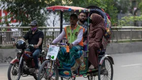 মূল সড়কে ব্যাটারিচালিত রিকশা, বেপরোয়া অন্যরাও