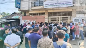 এইচএসসির ফল বাতিলের দাবিতে শিক্ষার্থীদের বিক্ষোভ, শিক্ষাবোর্ডে তালা&nbsp;
