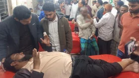 লক্ষ্মীপুরে সাংবাদিকদের ওপর সন্ত্রাসীদের হামলা ও গুলি, আহত ৪ 