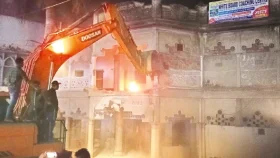 দেশজুড়ে আওয়ামী লীগ নেতাদের বাড়ি ও অফিস ভাঙচুর আগুন