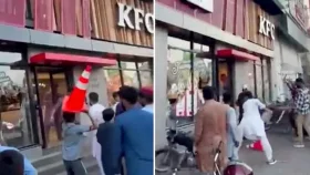 পাকিস্তানজুড়ে কেএফসিতে জনতার হামলা, ১৭৮ জন গ্রেপ্তার