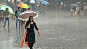 ঝড়-বৃষ্টিতে পথে ঘাটে