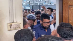 নারায়ণগঞ্জ আদালতে সাবেক আইনমন্ত্রী আনিসুল হককে চড়-থাপ্পড়