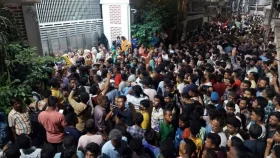 সাবেক মেয়র আইভীকে আটক করতে গিয়ে অবরুদ্ধ পুলিশ, এলাকাবাসীর বিক্ষোভ