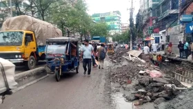 ফুটপাত এখন পথচারীদের ভোগান্তির কারণ