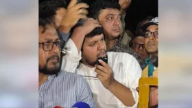 উপদেষ্টা মাহফুজের মাথায় বোতল নিক্ষেপ