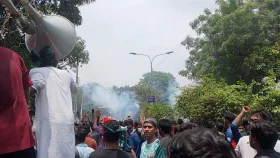 সাউন্ড গ্রেনেড ও টিয়ারগ্যাসে ছত্রভঙ্গ জবি শিক্ষার্থীদের লংমার্চ