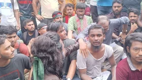 জবি শিক্ষার্থীদের লংমার্চে টিয়ারগ্যাস নিক্ষেপ,  প্রতিবাদে সড়কে বসে পড়লেন প্রক্টর