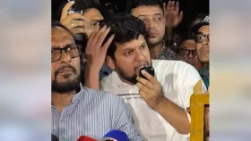 উপদেষ্টা মাহফুজের মাথায় জবি শিক্ষার্থীদের বোতল নিক্ষেপ