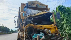 সাতসকালে ট্রাক-মাই‌ক্রোবা‌সের মু‌খোমু‌খি সংঘর্ষে ঝরলো তিন প্রাণ