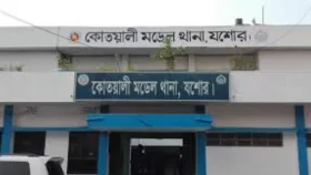 বল ভেবে ঘরে নিয়ে এলো ককটেল, বিস্ফোরণে আহত ৩ ভাইবোন