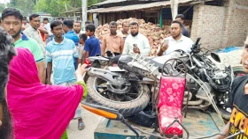 বাসচাপায় বাবা-মেয়ের পা বিচ্ছিন্ন, হাসপাতালে অন্তঃসত্ত্বা মা