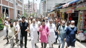 চাঁদাবাজির প্রতিবাদে ব্যবসায়ীদের লাঠি মিছিল