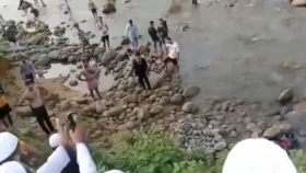 পর্যটকদের ‘দ্বীনদার এলাকা’ থেকে বের করে দেওয়ার ভিডিও ভাইরাল