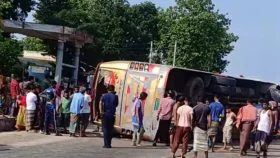 ‘ঘুমিয়ে’ গেলেন চালক, যাত্রীবাহী বাস উল্টে প্রাণ গেল হেলপারের