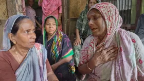 পাশাপাশি কবরে শায়িত মা-ছেলে, সেই দৃশ্য দেখে কাঁদছে গ্রামবাসী