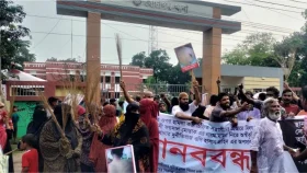 মামলা থেকে বৈষম্যবিরোধী নেতাকে বাদ দেওয়ার অভিযোগ, ওসির অপসারণ চেয়ে ঝাড়ুমিছিল