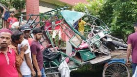 বিয়ের বাস-ইজিবাইকের সংঘর্ষে একজনের মৃত্যু, আহত ৩২