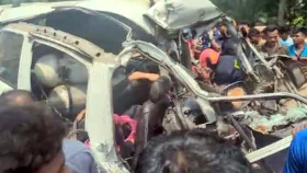 নাটোরে মাইক্রোবাস-ট্রাক সংঘর্ষে ৬ জন নিহত