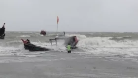 বঙ্গোপসাগরে ১৫ জেলেসহ ট্রলারডুবি, নিখোঁজ ৬ 