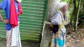 সুদের টাকা না পেয়ে বৃদ্ধকে খুঁটিতে বেঁধে নির্যাতন, ভিডিও ভাইরাল