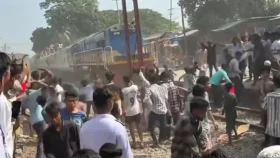 ভৈরবকে জেলা ঘোষণার দাবিতে রেলপথ অবরোধ, যাত্রীবাহী ট্রেনে পাথর নিক্ষেপ