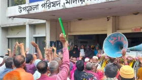 সমিতির আমানত ফেরতের দাবিতে মাদারগঞ্জ উপজেলা পরিষদ ঘেরাও&nbsp;