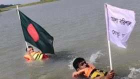 সেতু নির্মাণের দাবিতে সাঁতরে তেতুঁলিয়া নদী পাড়ি দিলেন ২২ শিক্ষার্থী