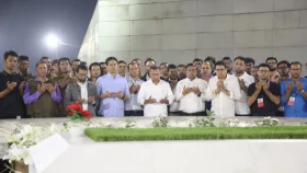 মা-বাবার কবর জিয়ারত করে নির্বাচনী প্রচারের ইতি টানলেন তারেক রহমান