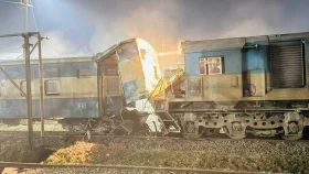 কুমিল্লায় মেঘনা এক্সপ্রেসের ইঞ্জিনের ধাক্কায় ট্রেনের বগি লাইনচ্যুত, আহত ৫