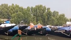 তীরে ট্রলার ও নৌকা ভিড়িয়ে চরে উঠলেন হাজারো জেলে