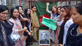 এবার আওয়ামী লীগের ধানমন্ডি অফিসের ফটকে বঙ্গবন্ধুর ছবি রেখে স্লোগান