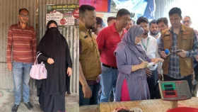বোরকা পরে ক্রেতা সেজে বাজারে নির্বাহী ম্যাজিস্ট্রেটের অভিযান, করলেন জরিমানা