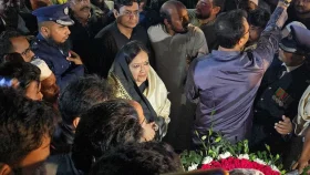 শহীদ মিনারে বাধার মুখে রুমিন ফারহানা, ফিরে গেলেন ফুল না দিয়েই