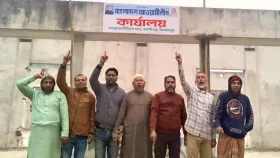 বকশীগঞ্জে আওয়ামী লীগ অফিসে জাতীয় ও দলীয় পতাকা উত্তোলন, &lsquo;জয় বাংলা&rsquo; স্লোগান