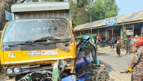 যাত্রীবাহী ইজিবাইকে কাভার্ডভ্যানের ধাক্কায় নিহত ২, আহত ৫