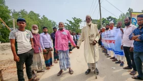 চাঁদাবাজির অভিযোগে বিএনপি নেতার বিরুদ্ধে স্থানীয়দের বিক্ষোভ
