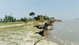 চাঁদাবাজের ভয়ে বন্ধ যমুনা নদীর তীররক্ষা বাঁধের কাজ