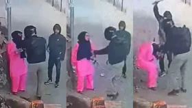 কলেজছাত্রীর পথ রোধ করে ছিনতাইয়ের চেষ্টা, সিসিটিভি ফুটেজ ভাইরাল