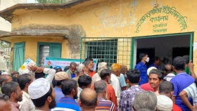 ভিজিএফ চাল বিতরণে জনপ্রতি ১০০ টাকা আদায়ের অভিযোগ, জেলেদের বিক্ষোভ