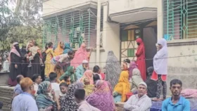 নির্মাণাধীন ভবনের ছাদে বিদ্যুৎস্পৃষ্ট হয়ে বাবার মৃত্যু, ছেলেসহ দগ্ধ ২