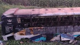 চাঁদপুরে ব্রিজের রেলিং ভেঙে খালে পড়লো বাস