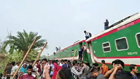 বগুড়ায় ট্রেন লাইনচ্যুত, উত্তরবঙ্গের সঙ্গে ঢাকার রেল যোগাযোগ বন্ধ