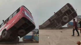 দৌলতদিয়ায় ফেরিতে ওঠার সময় যাত্রীবাহী বাস উল্টে নদীতে, হতাহতের শঙ্কা