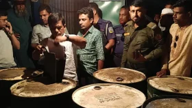 অবৈধভাবে মজুদ করা ৮০০ লিটার পেট্রোল জব্দ, ব্যবসায়ীকে জরিমানা