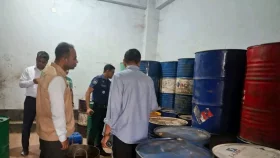 জামালপুরে তেল মজুদ রেখেও বিক্রি না করায় সড়ক অবরোধ, ডিলারকে জরিমানা