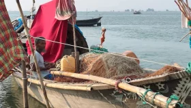 ডিজেলের অভাবে বন্ধ নৌকা, বিপাকে শরীয়তপুরের হাজারো জেলে
