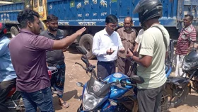 পাম্পে তেল নিতে আসা ৭ মোটরসাইকেলচালক গুণলেন জরিমানা