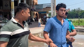 ভর্তি পরীক্ষায় বহিষ্কার হয়ে ৪ স্টাফকে মারধর, পরীক্ষার্থীকে পুলিশে সোপর্দ