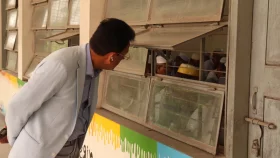 জানালার ফাঁকেই নজরদারি: ভিন্নধর্মী পরিদর্শনে শিক্ষামন্ত্রী